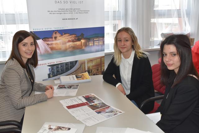 Johanna Buchegger und Lisa Marie Kirnbauer interessierten sich fürs Reduce Bad Tatzmannsdorf. | Foto: Michael Strini
