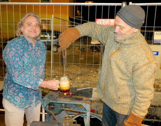 Organisator Günther Moschig und Andreas Rudolf (v.l.) zelebrierten die Tradition des Bierstachelns. | Foto: Florian Haun