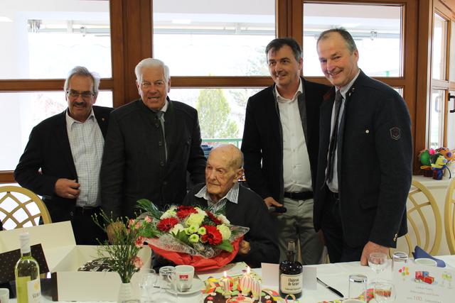 V.l.: Josef Schermann, Helmut Kirchmair, Andreas Schmid und Peter Daum gratulierten Franz Flenger(m.) zum 100. Geburtstag