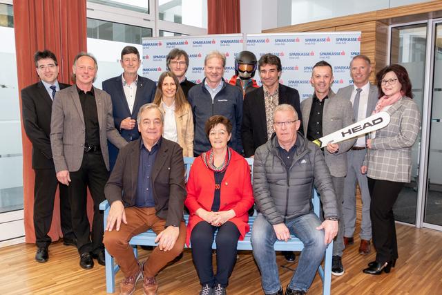Das Zusammenwirken vieler einzelner Partner ermöglicht bei Wintersport an Schulen das große Ganze: Stehend v.l.: Sparkassen-Vorstand Markus Scheiring, Hubert Klotz, Klaus Gstrein (AR-Vorsitzender Sparkasse Imst Privatstiftung), Karin Zoller vom VVT, Martin Granbichler (Tyrol Tour), Wilhelm Siegele ( Paznauntaler), Initiator Andre Arnold, Otmar Ladner (WK Landeck), Sparkassen-Vorstand Mario Kometer und Ulrike Klotz.
Vorne sitzend v.l.: Franz Raich (Vorstandsvorsitzender der Sparkasse Imst Privatstiftung), Johanna Ruetz (Funktionärin Mode-, Sport- und Freizeitartikelhandel) und Hansjörg Posch als Bergbahnen-Vertreter. | Foto: Sparkasse Imst / Chris Walch 