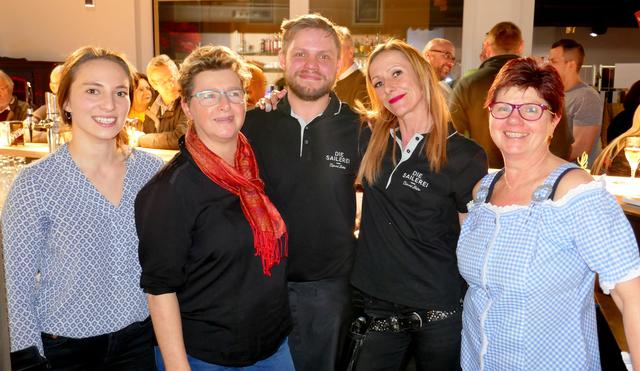 Verena Moschig, Martina Egger, Michael Sailer, Claudia Lenzi und Claudia Auer (v.l.) kredenzten die Biere. | Foto: Florian Haun