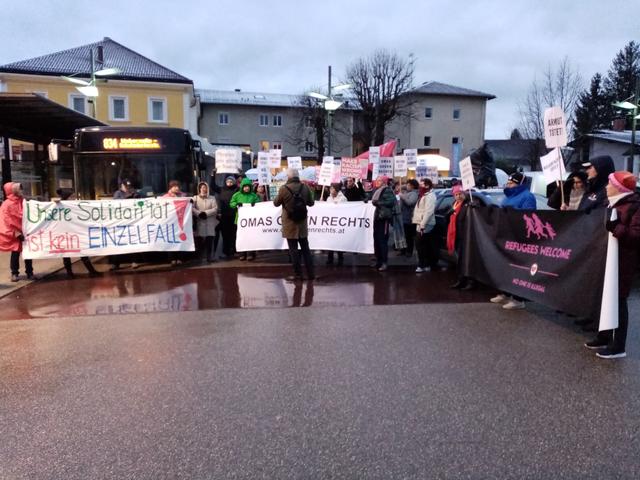 Versammlung der Menge beim Rieder Busbahnhof.
