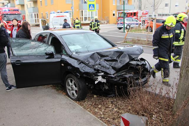 Beim "Eurospar" kam es zu einem Zusammenstoß zwischen einem Seat und dem VW eines Taxiunternehmens. | Foto: Stadtfeuerwehr Tulln