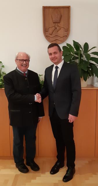 Der scheidende Bürgermeister Hubert Schlucker (l.) und Bürgermeisterkandidat Mario Hermüller. | Foto: Gemeinde Pupping