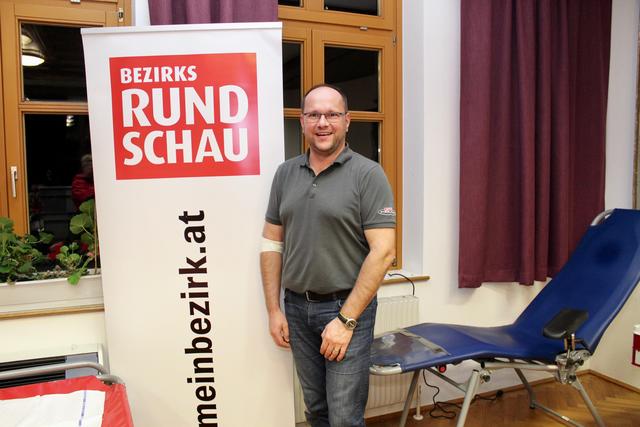 Auch der Sparchef in Lohnsburg Stefan Stiglbauer ließ sich "anzapfen".