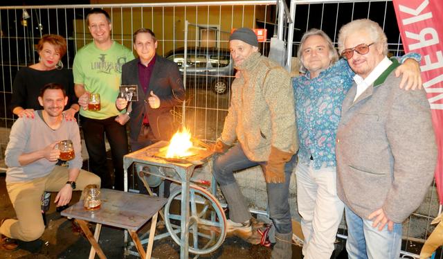 Kabarettist Stefan Peschta, Kulturreferentin Gabi Madersbacher, Kabarettist Jürgern Chmela-Heiß, Sozialreferent Christian Kovacevic, Andreas Rudolf sowie Organisator Günther Moschig und Willy Cappendijk (alle "Wörgler für Wörgler") (v.l.) feierten beim neuten Wörgler Starkbierfest.  | Foto: Florian Haun