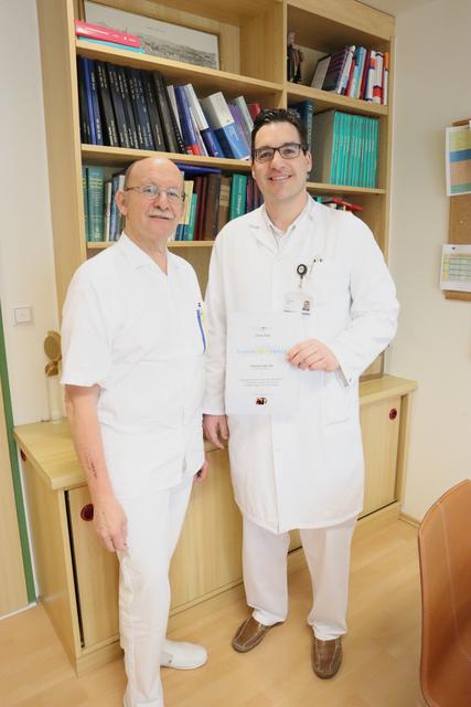 Ärztlicher Direktor Primar Peter Lechner gratulierte Thomas Foki.