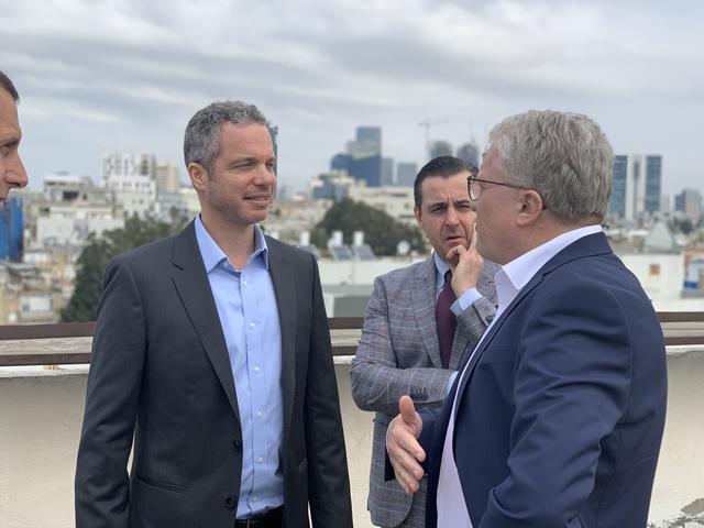 Bürgermeister Klaus Luger (r.) und Tabakfabrik-Direktor Chris Müller (hinten rechts) im Gespräch mit Vertretern der Firma Sosa in Tel Aviv.
 | Foto: Stadt Linz