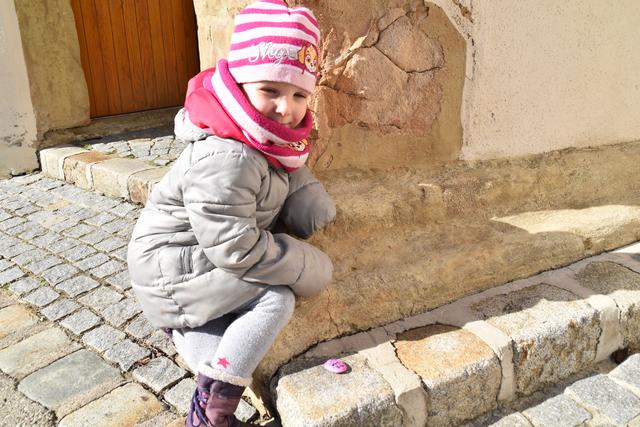 Victoria mit ihrem ausgelegten rosa Stein.