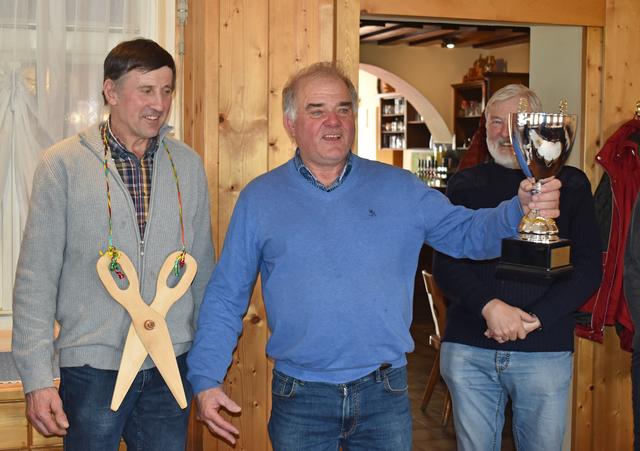 Der siegreiche Moar Sepp Rauter flankiert vom Verlierermoar Valentin König (li,) und Peter Lüftenegger (Seniorenbund-Obmann von Thomatal, re.)