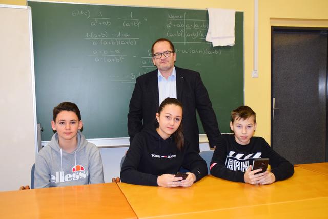 Direktor Helmut Sternjak mit den Schülern Marcel Riffel, Valentina Peinsitt und Marco Heißenberger (von links)