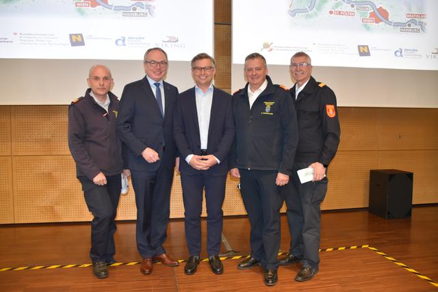 Beim 2. Donau-Sicherheitstag mit dabei: Landeshauptfrau-Stellvertreter Stephan Pernkopf, Staatssekretär Magnus Brunner, Landesfeuerwehr-Kommandant Dietmar Fahrafellner.  | Foto: Karin Zeiler / Bezirksblätter NÖ