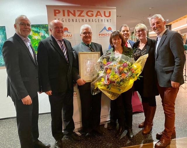 Bei der feierlichen Ehrung: Präs. Bgm. Günther Mitterer, Vors. Bgm. Johann Warter, Bgm. a.D. Peter Eder mit Ehegattin Ulli Eder, Stv.-Vors. Bgm. Manfred Gaßner, Bgm. Michaela Höfelsauer, Präs. a.D. Bgm. a.D. Helmut Mödlhammer  | Foto: Regionalmanagement