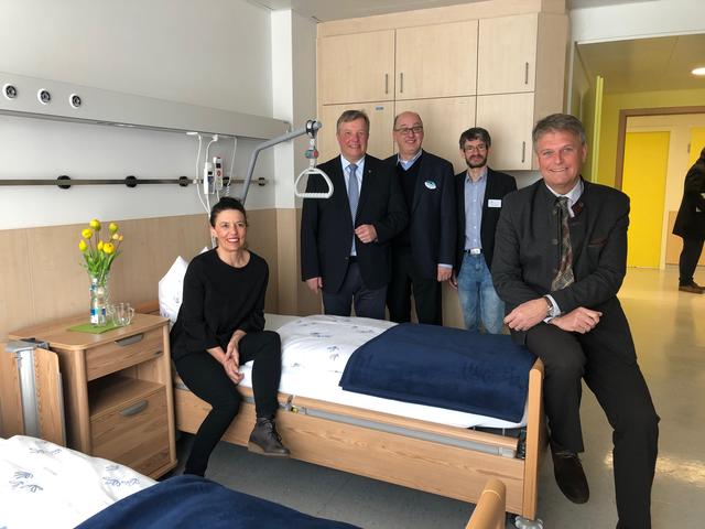 Überzeugten sich von den freundlichen und hellen Zimmern: GF Margit Holzhammer, LR Bernhard Tilg, Wolfgang Berchtel (SeneCura), Leiter Martin Lehner und Obmann Franz Hauser