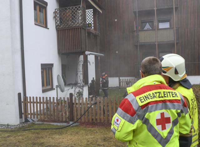 Während den Löscharbeiten wurde das Haus evakuiert. Nach ersten Ermittlungen dürfte es sich bei der Brandursache um einen Kabelbrand handeln.