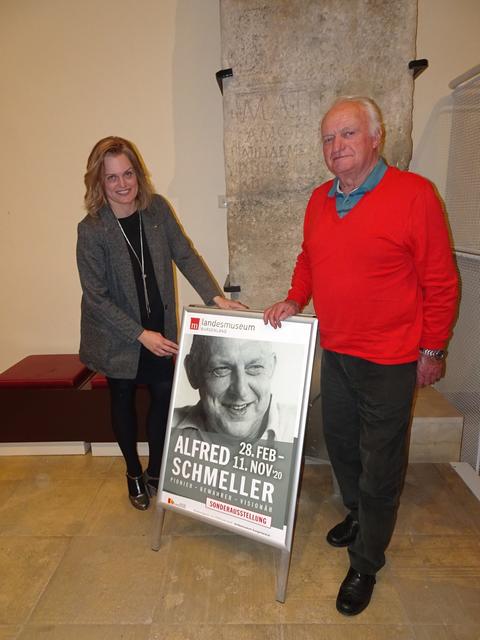 Ausstellungskuratorin Petra Werkovits und der Weggefährte Alfred Schmellers in Neumarkt, Johann Lamm | Foto: Peter Sattler