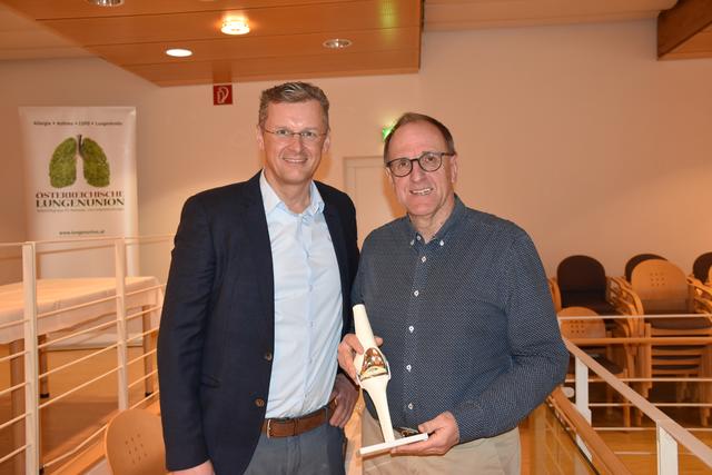 Ralf Rosenberger, Spezialist für Sportverletzungen, Arthrose und Zelltherapie, mit seinem Patienten Erich Bernsteiner, der mit einer Knieprothese wieder seinen geliebten Sport ausüben kann und von seinen Erfahrungen erzählte.