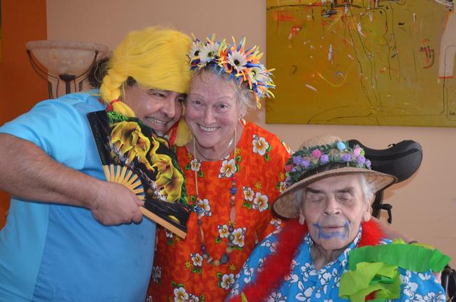 Erik Veras-Gonzalez, Bewohner Johann Taborsky und seine Gattin Christine ließen flower power aufleben und hatten viel Spaß. | Foto: SeneCura Sozialzentrum Purkersdorf