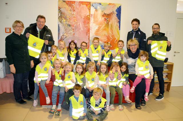 Foto v.l.n.r.: Astrid Lehner (Leitung Kindergarten rundherum), Bürgermeister Andreas Stockinger, Robert Zens (Zivilschutz OÖ), Gabi Czadül (Leitung Kindergarten kunterbunt) und Michael Heiß (Mobilitätsbeauftragter Thalheim). | Foto: Marktgemeinde Thalheim