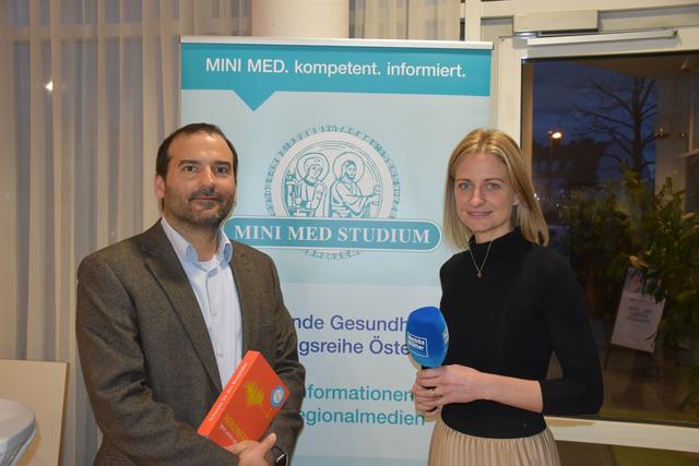 Thomas Schachner, Facharzt für Herzchirurgie an der Universitätsklinik für Herzchirurgie, Medizinische Universität Innsbruck mit Moderatorin Julia Hettegger, Chefredakteurin Bezirksblätter Salzburg.