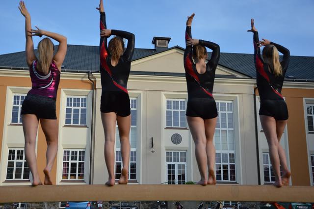 Mitglieder des ÖTB Turnvereins Ried vor der Rieder Jahnturnhalle.