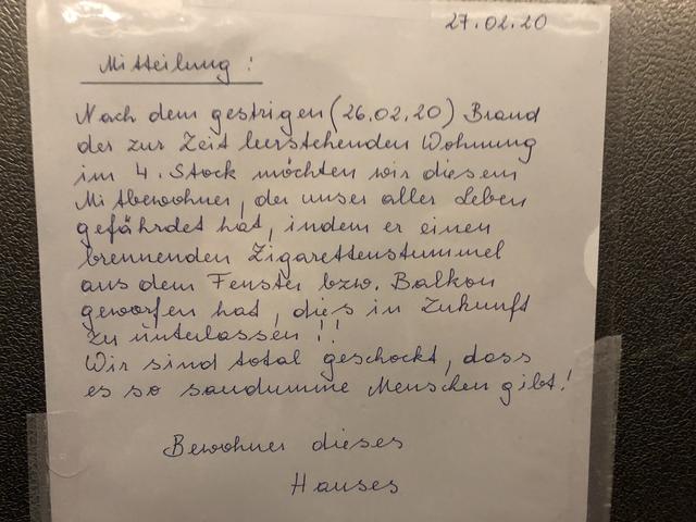 "Wir sind total geschockt": Die BewohnerInnen hangen einen handgeschriebenen Brief aus, um den Verursacher/die Verursacherin zu warnen.