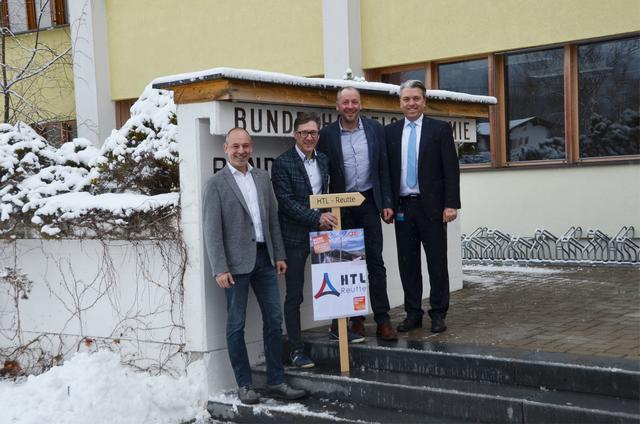 WK-Obmann Christian Strigl, Schulleiter Werner Hohenrainer, WK-Bezirksstellenleiter Wolfgang Winkler und Stefan Fesl, Personalchef vom Kooperationspartner Plansee SE (von links) sind vom eingeschlagenen HTL-Weg überzeugt.