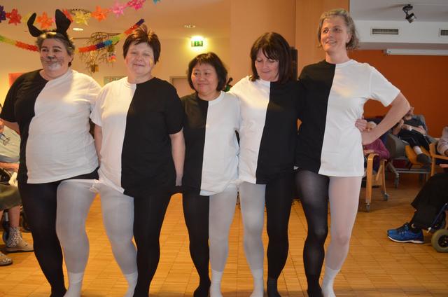 Zum Radetzkymarsch marschierten auf:  Johanna Moisi,  Mahilla Wychert, Seniorenbetreuerin Andrea Gassner und Direktionsassistentin Maria Zauner. | Foto: SeneCura Sozialzentrum Purkersdorf