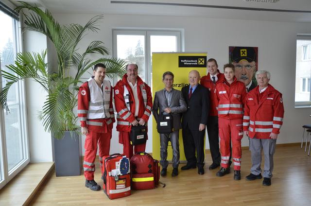 First Responder Lukas Heinrich und Christoph Redelsteiner, Bankstellenleiter Peter Koch, Vorstandsobmann Emmerich Berghofer, RK Bezirksstellenleiter Wolfgang Uhrmann, First Responder Matthias Haiböck, First Responder-Chef Gerhard Groher bei der Übergabe.  | Foto: Rotes Kreuz Purkersdorf-Gablitz