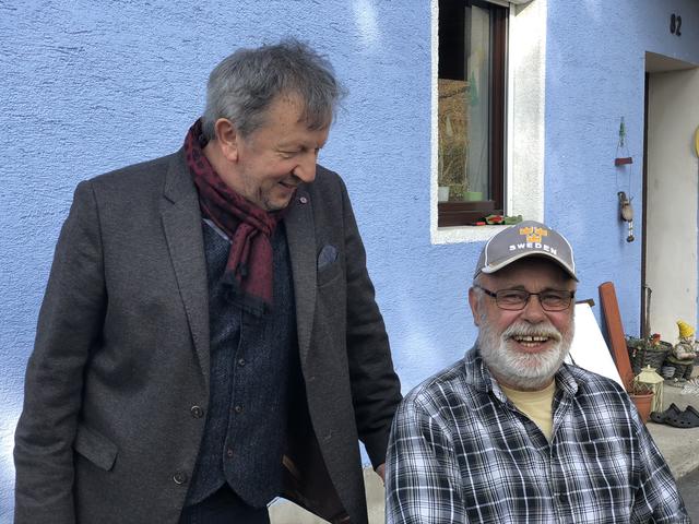 Josef Blüml (rechts) ist seit März 2019 an den Rollstuhl gefesselt.