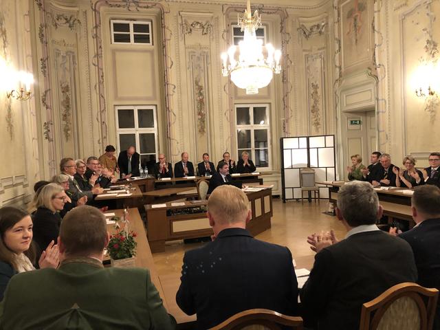 Emma Kerper leitete als Altersvorsitzende die Bürgermeisterwahl im Vöslauer Stadtparlament.