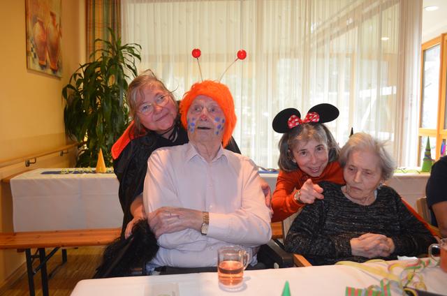 Gut unterhalten waren die ehrenamtlichen Mitarbeiter Regina Wagner und Elisabeth Daxböck mit den Bewohnern Johann Klein und Elisabeth Dorner. | Foto: SeneCura Sozialzentrum Purkersdorf
