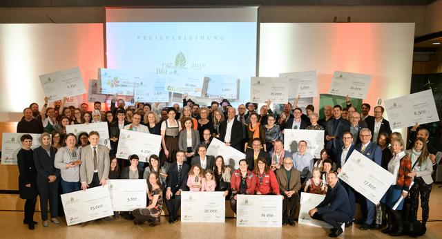Die strahlenden Gewinner im Gruppenfoto.