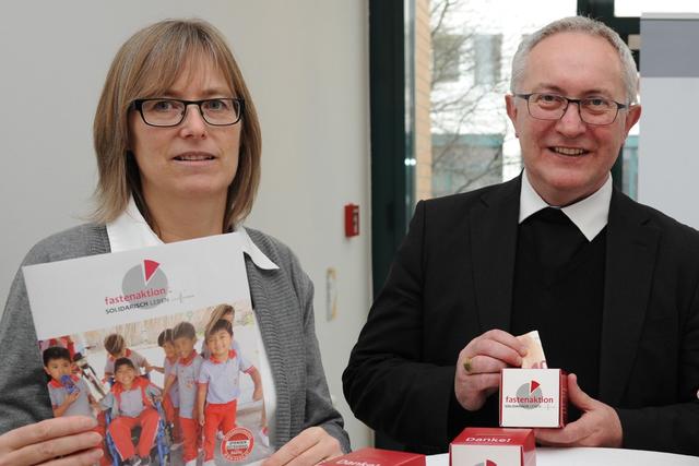 Geschäftsführerin der Fastenaktion Karin Hintersteiner und Weihbischof Anton Leichtfried mit dem Fastenwürfel | Foto: Diözese St. Pölten