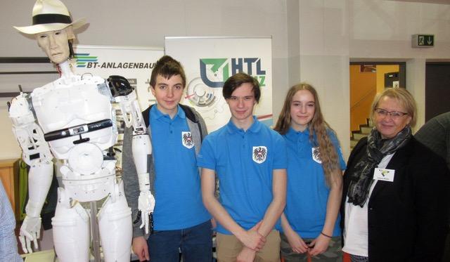 Die Schüler der HTL Weiz sind zurecht stolz auf ihren selbstgebauten lebensgroßen Roboter.