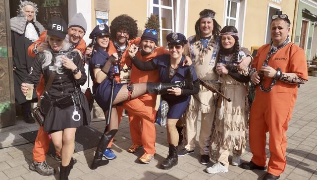 Bunt gemischte Faschings-Party vor dem Rathaus in Eibiswald, sogar das FBI rückte aus ... | Foto: KK