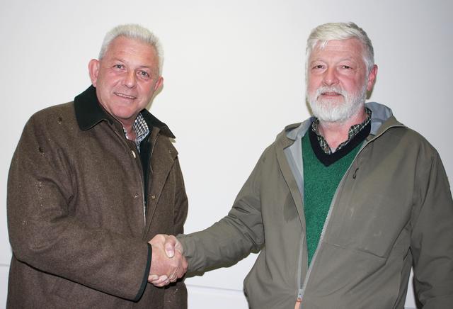 Der Telfer Berufsjäger Reinhard Weiss (r.) gratulierte dem "neuen alten" Pächter Willibald Holzer und freut sich auf die weitere Zusammenarbeit. | Foto: MG Telfs