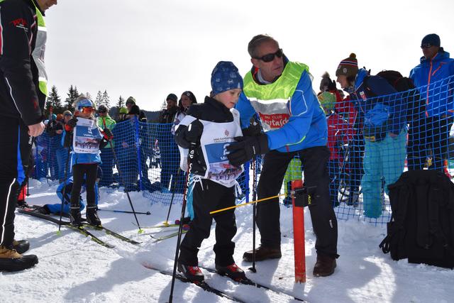 Mini-Ganghoferlauf: Ernst Bachmayr vom SK Leutasch lässt die Minis auf die Strecke.