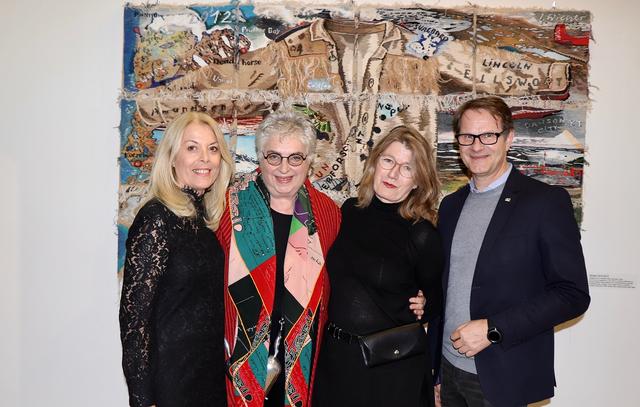 Künstlerin Ingrid Wiener mit Kuratorin Michaela Leutzendorff-Pakesch, Rita Schreiner und Bgm. Marcus Martschitsch. | Foto: Alfred Mayer
