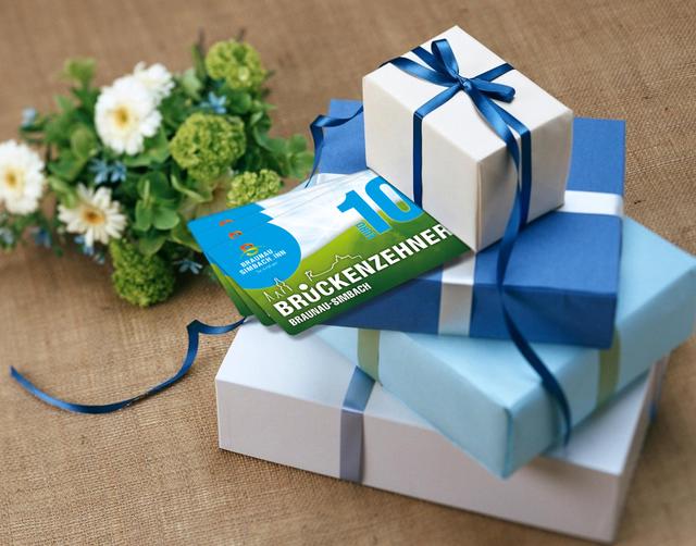 Lokale Einkaufswährungen wie der "Brückenzehner" in Braunau-Simbach werden auch gerne als Geschenk genutzt.