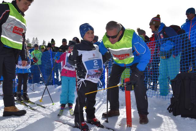Mini-Ganghoferlauf: Ernst Bachmayr vom SK Leutasch lässt die Minis auf die Strecke.