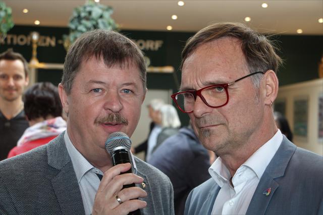 Hannes Steinwender (l.) moderierte durch die Veranstaltung, Hier mit Bürgermeister Erwin Eggenreich im Gespräch. | Foto: Hofmüller (9x)