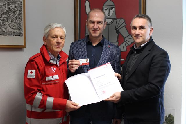 Neuer Ortsstellenleiter fürs Rote Kreuz: Rudolf Luipersbeck, Werner Glösl, Bgm. Markus Szelinger | Foto: Rotes Kreuz