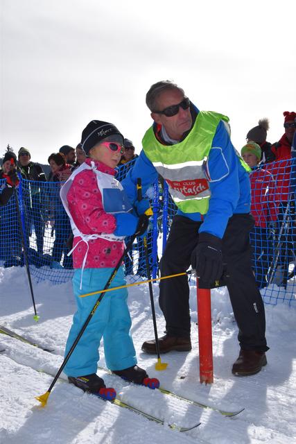 Mini-Ganghoferlauf: Ernst Bachmayr vom SK Leutasch lässt die Minis auf die Strecke.