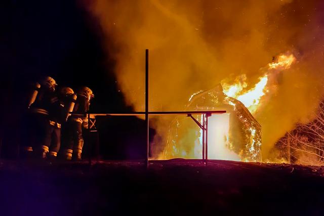 Die Holzhütte brannte völlig aus. Die Brandursache konnte noch nicht geklärt werden. | Foto: fotokerschi.at/Bayer