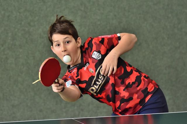 Den Ball förmlich zu verschlucken scheint Tobias Riederer bei seinem konzentrierten Einsatz!
