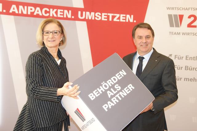Johanna Mikl-Leitner und Wolfgang Ecker wollen gemeinsam Niederösterreichs Betriebe entlasten. Künftig soll es maximal zwei Monate dauern, bis ein Sachverständiger für die Betriebsanlagengenehmigung vor Ort vorbeischaut.