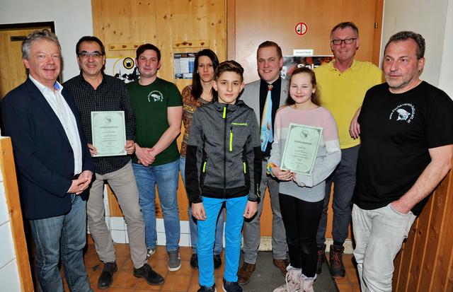 Obmann Günther Pilz (3.v.re), Bgm. Alexander Scheutz (li.), Geehrte und Vorstandsmitglieder - Foto Franz Frühauf