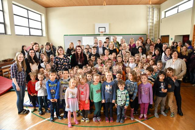 Die Kindergarten- und Schulkinder aus Waxenberg und Traberg beeindruckten im vollen Turnsaal mit ihren herzhaften Darbietungen.