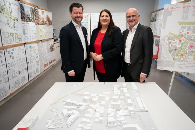 Wohnbaustadträtin Kathrin Gaál bei der Präsentation mit der Geschäftsführung des wohnfonds_wien